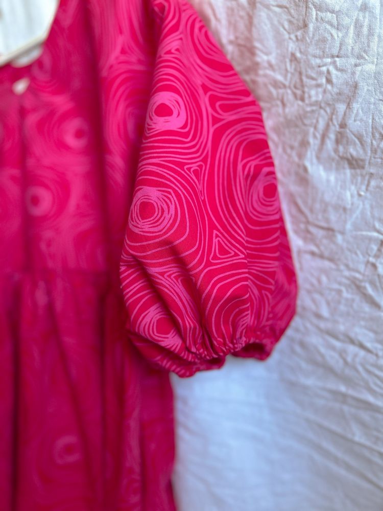 Czerwono różowa sukienka z bufiastymi rękawami