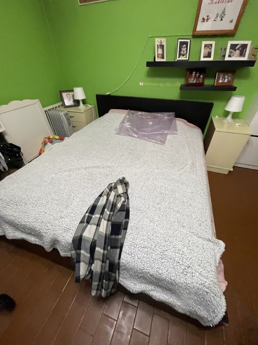 Cama de casal preta do IKEA