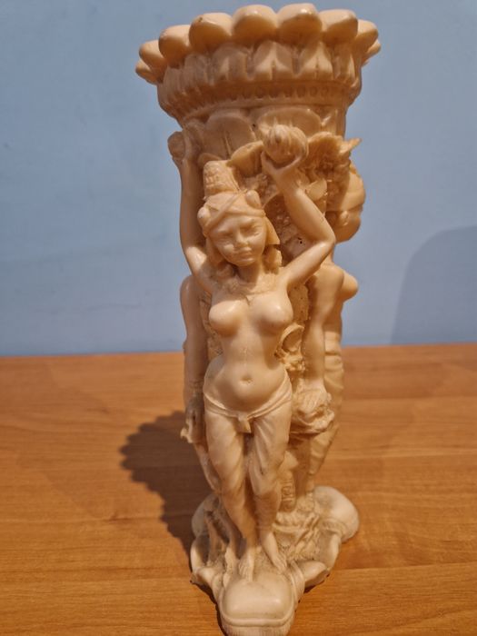 Stary wazon z alabastru