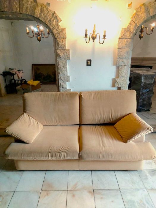 Sofá-cama amarelo-torrado.