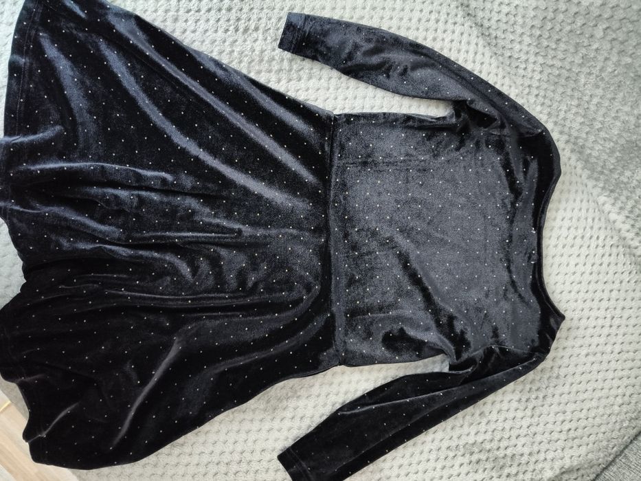 Welurowa czarna sukienka, złote kropeczki CoolClub 140