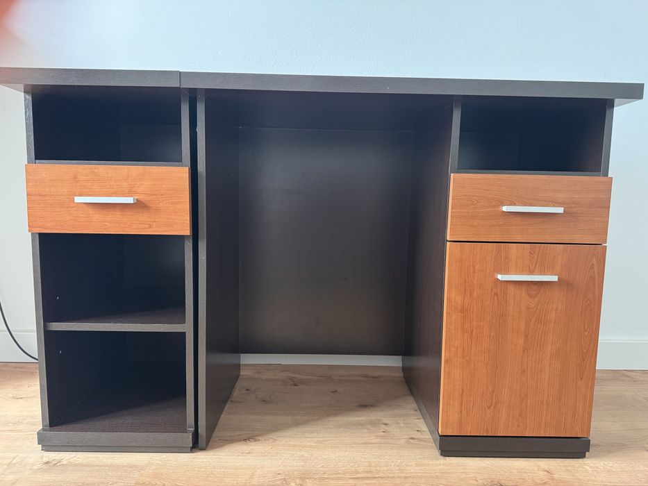 Secretária de madeira com gavetas