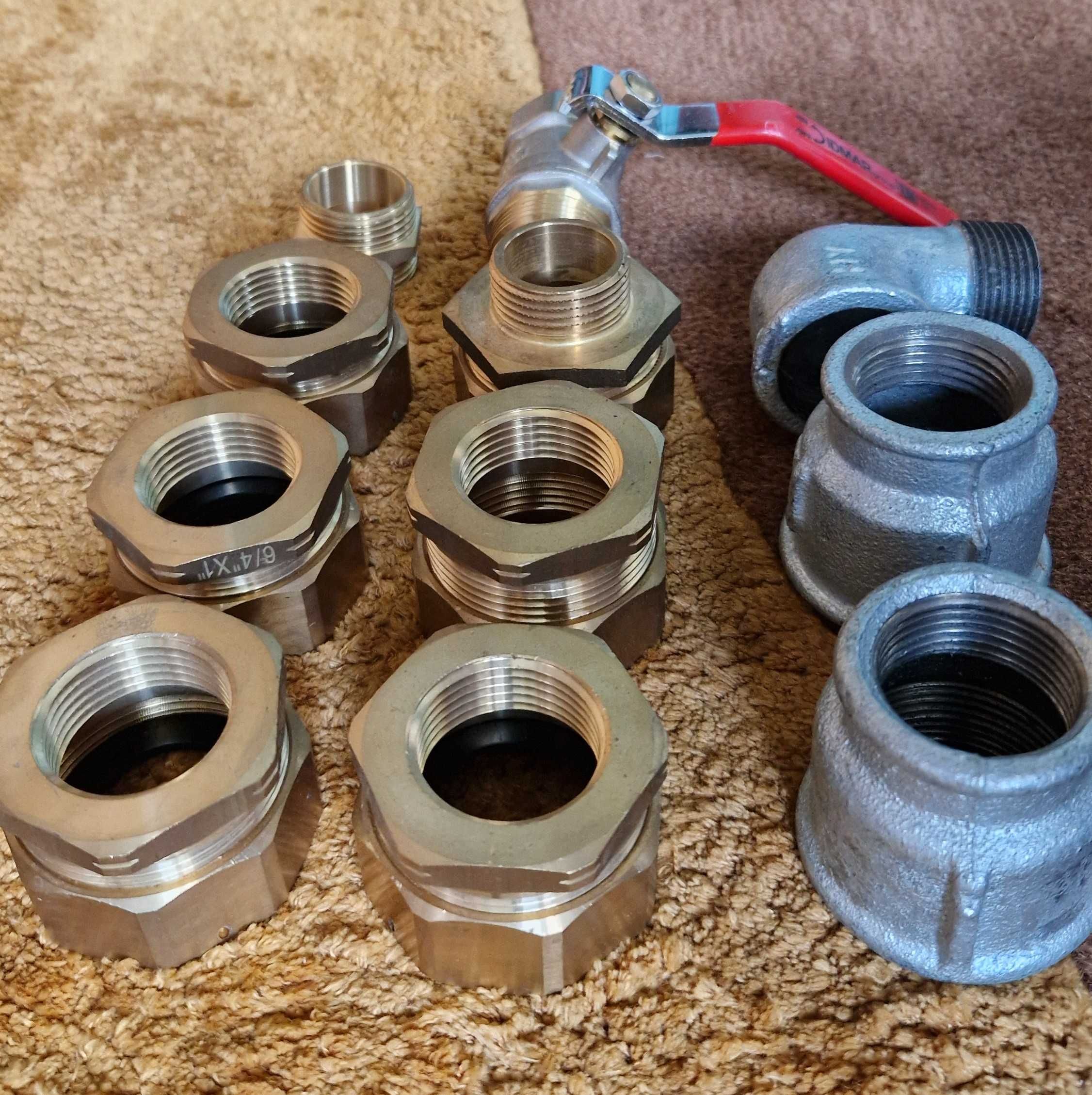 Nowy zestaw złączek – mosiężne nyple 6/4”×1”, kolano, zawór i inne