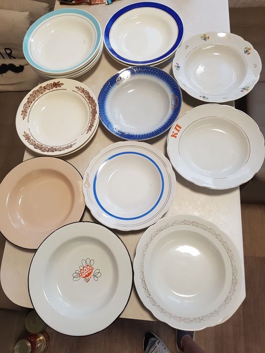 Глибокі раритетні великі тарелі тих часів дуже багато є в оголошеннях