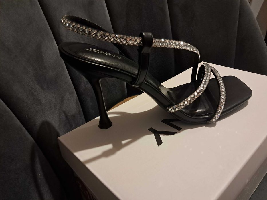 Czarne sandały na szpilce z cyrkoniami