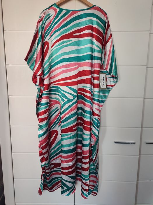 Jedwabista satynowa sukienka narzutka na strój kąpielowy na plażę