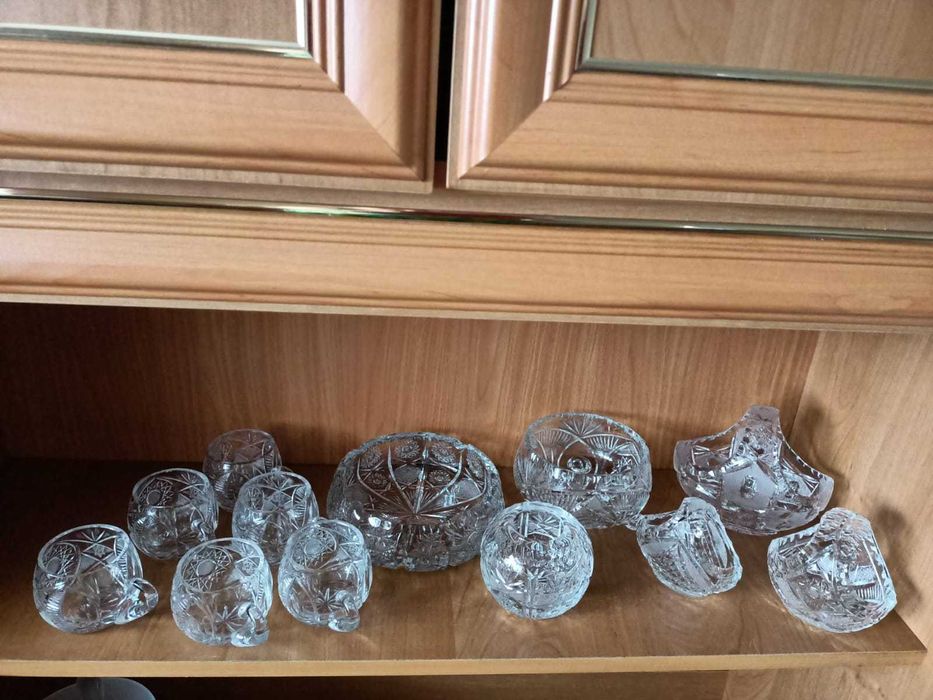 Kryształy PRL: popielniczka, szklanki do pączu, koszyczki, miska.