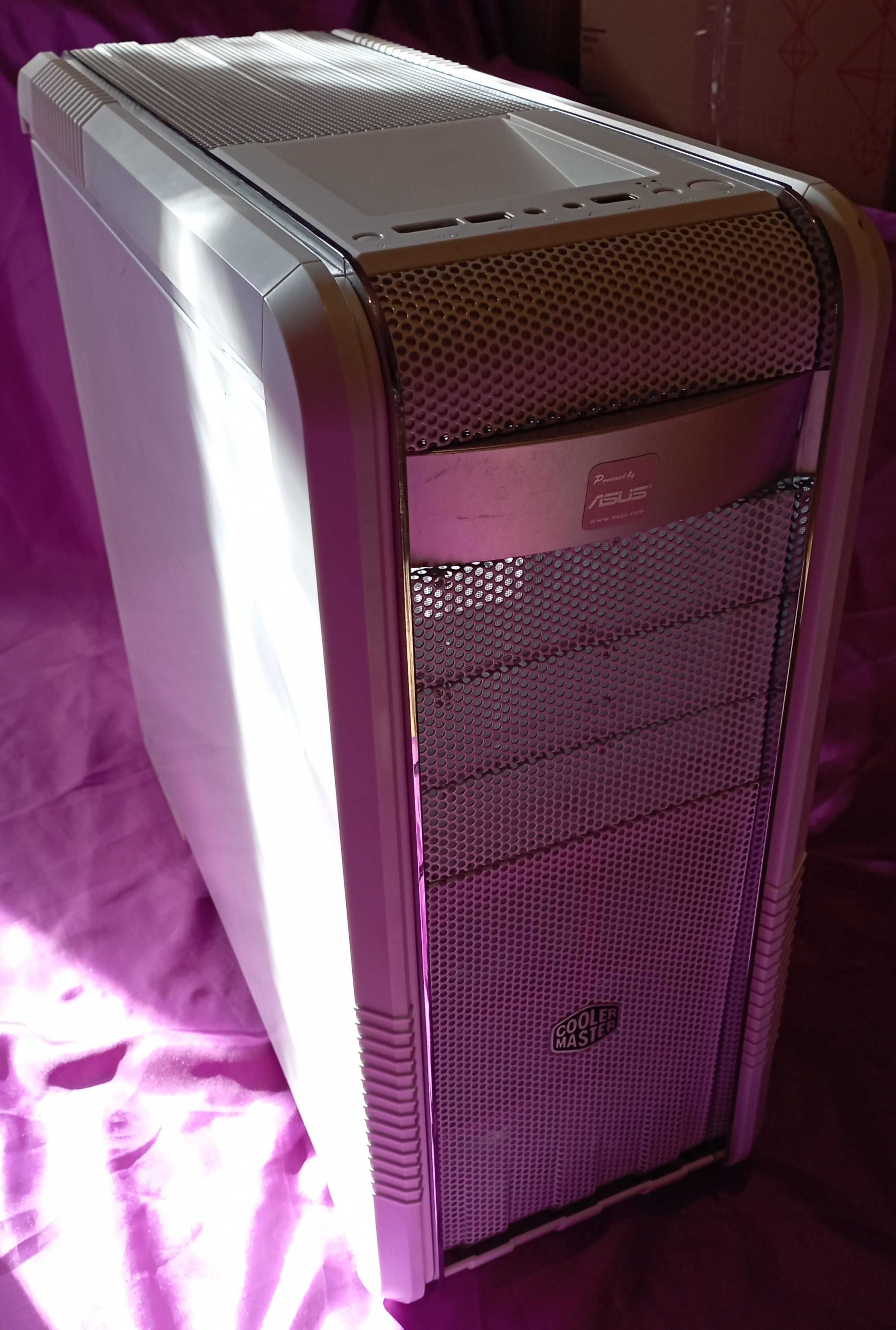 CoolerMaster Fulltower білого кольору