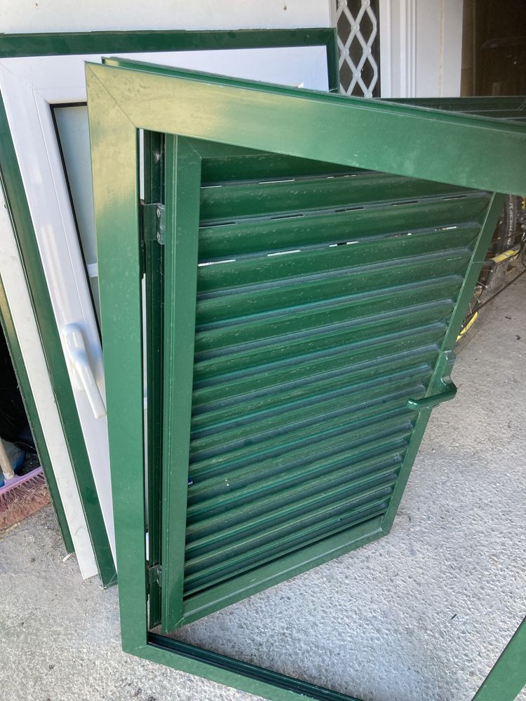 Janela de aluminio em bom estado com portada