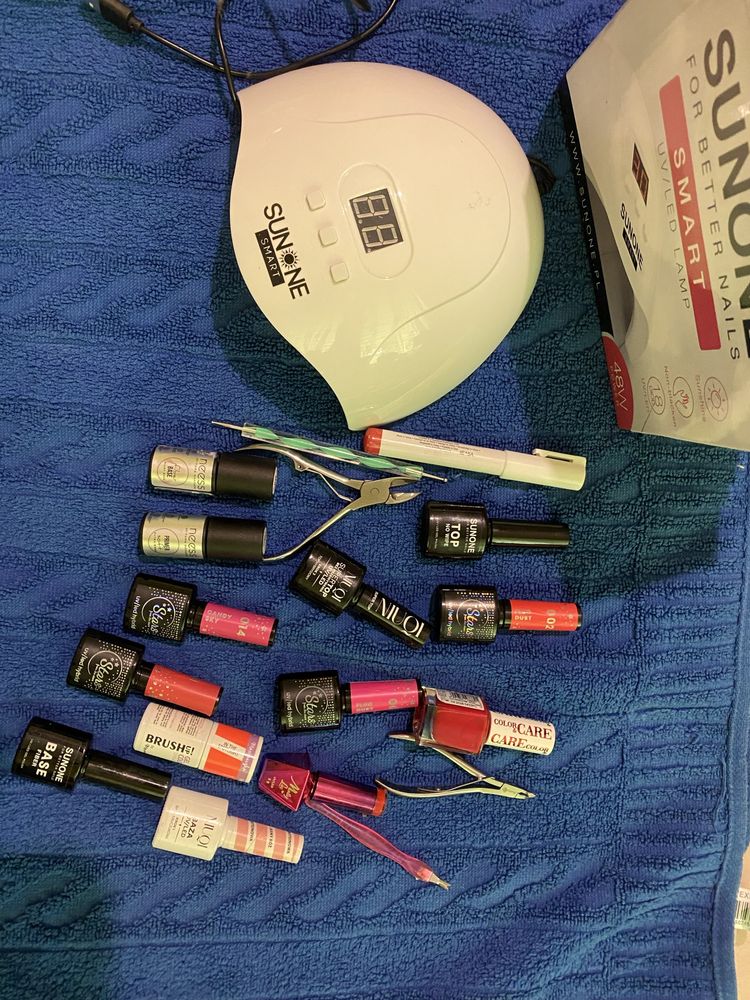 Zestaw do manicure z lakierami hybrydowymi z lampa
