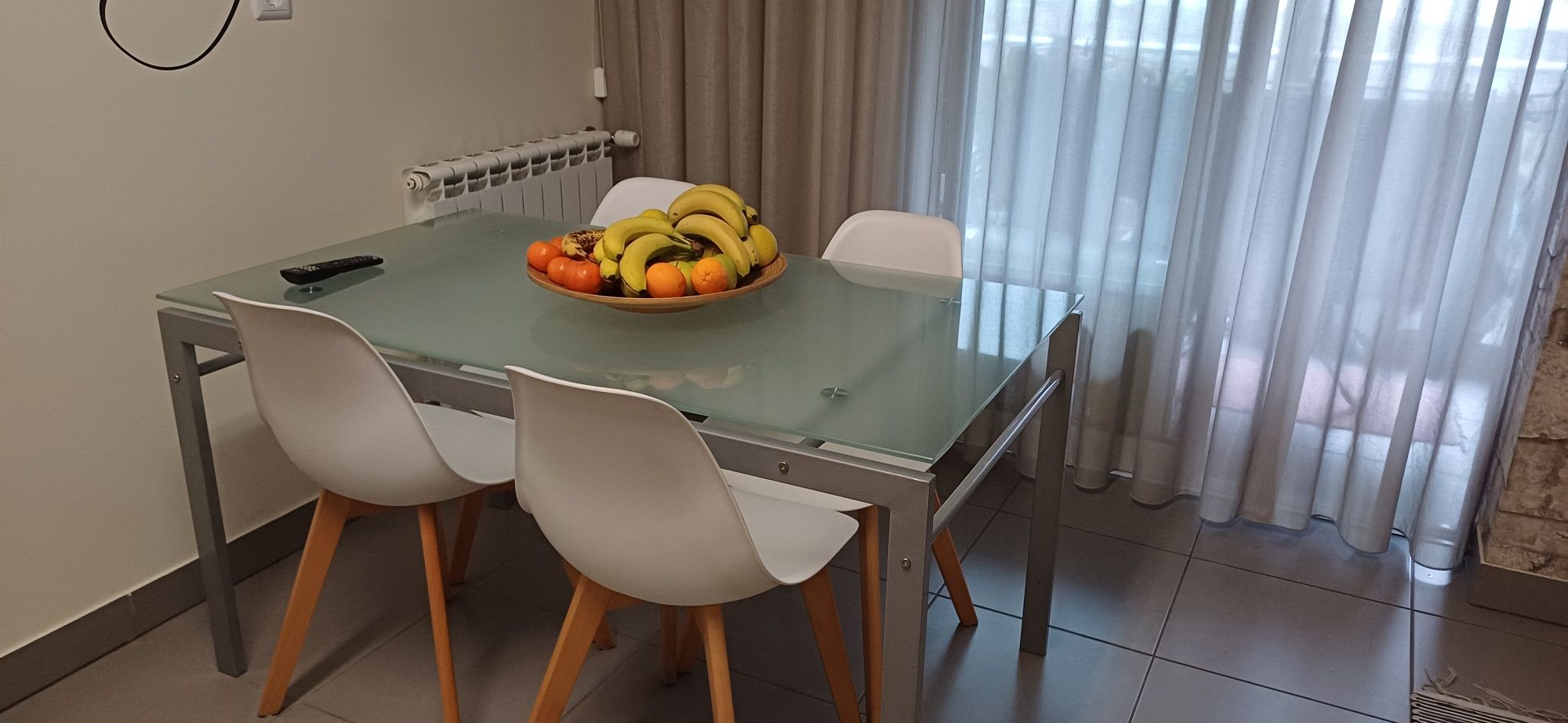 Mesa em vidro e alumínio.