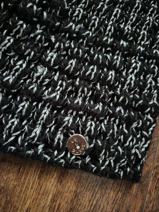 Guess oryginalny damski czarny szalik