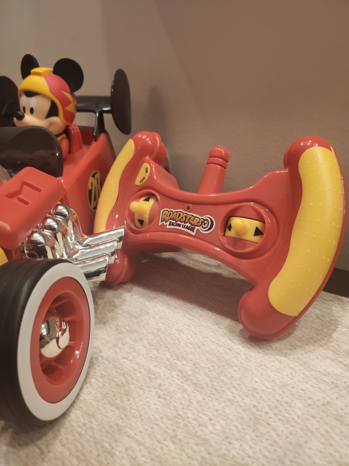 Vendo carro telecomandado Mickey Mouse em muito bom estado