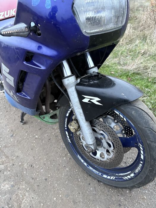 Мотоцыкл Сузуки 600 на ходу