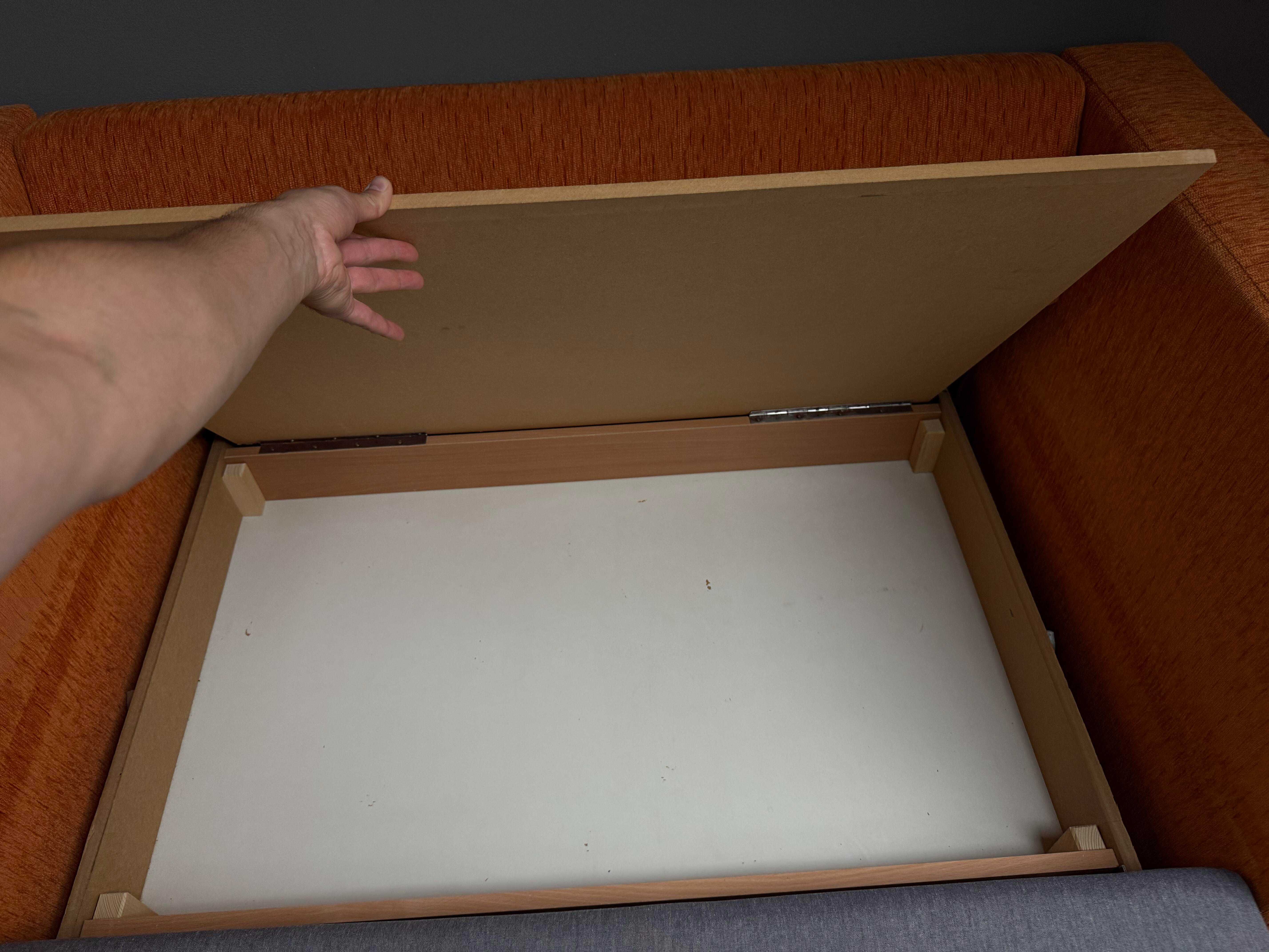 Oddam sofę ze schowkiem, funkcją spania oraz poduszkami