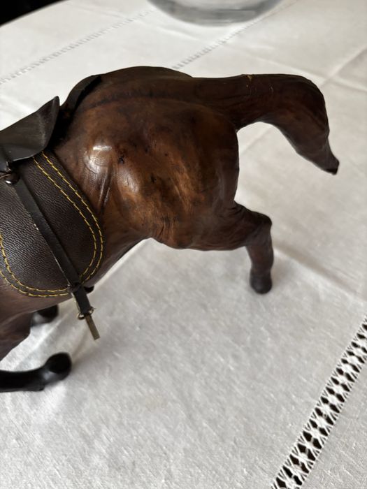 Escultura antiga de cavalo em couro – peça artesanal vintage