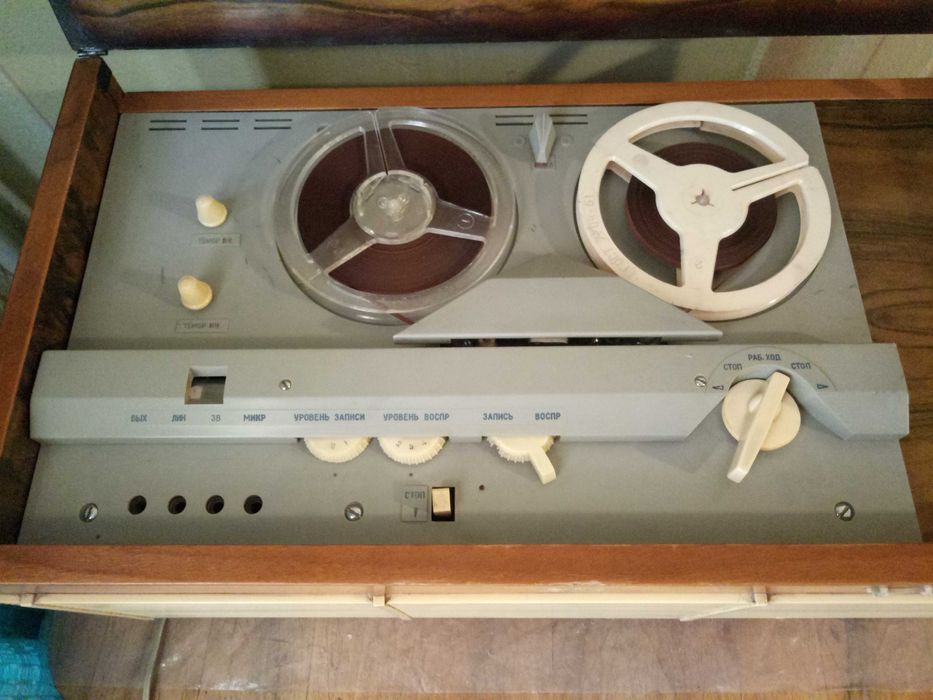 Магнитофон  катушечный бобинный Днепр 12 в рабочем состоянии