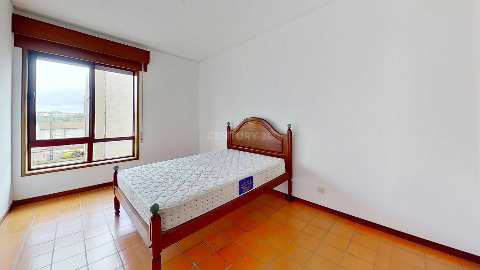 Cama de Casal com colchão ortopédico incluído