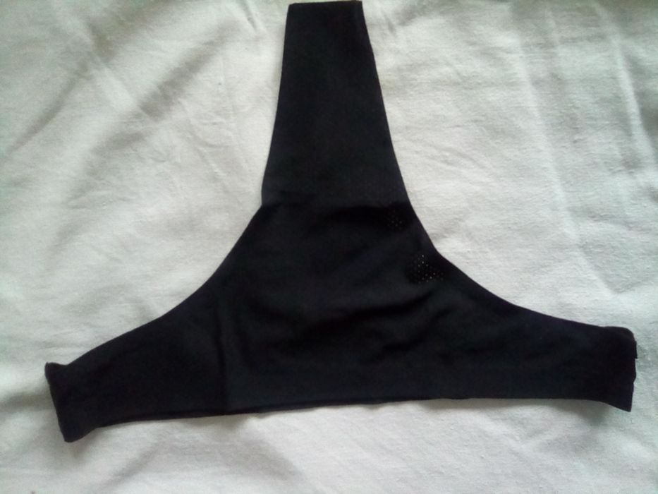 Stringi majtki czarne