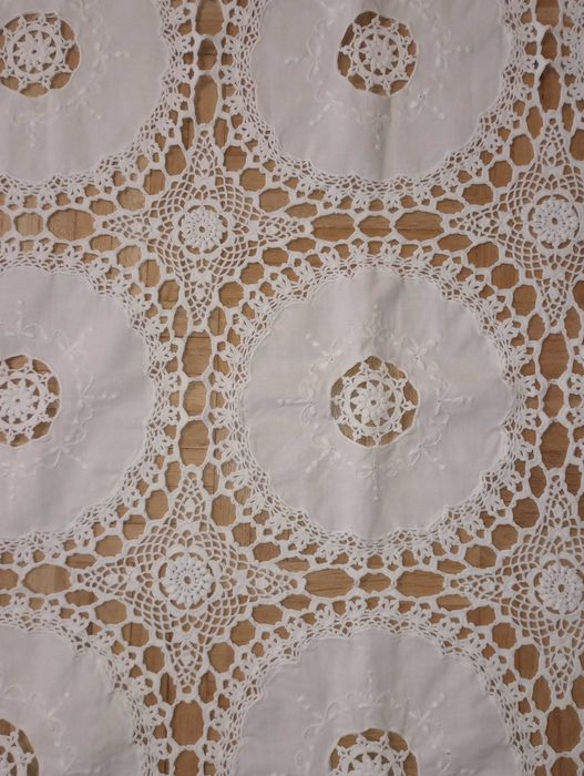 Obrus haftowany rękodzieło