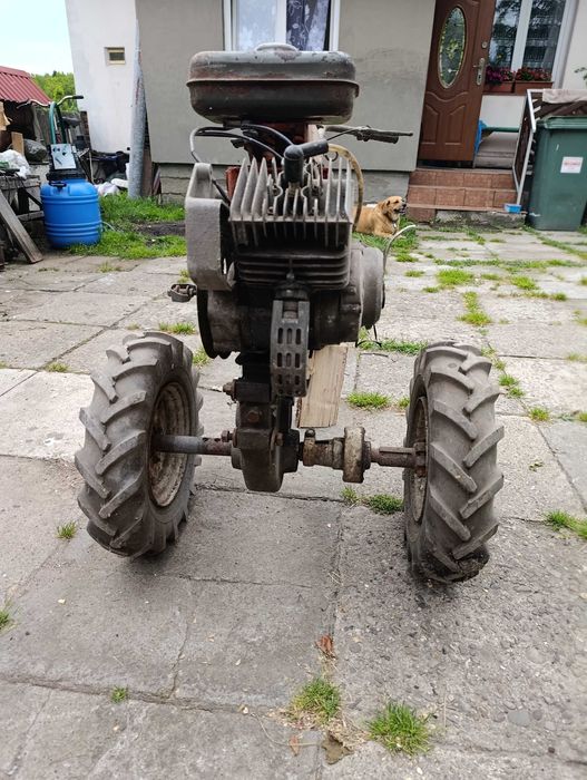 Mały traktorek na działkę