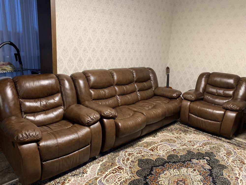 Кожаный диван с креслами (возможно отдельно кресла)