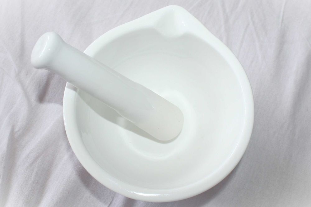 biały moździerz do ucierania