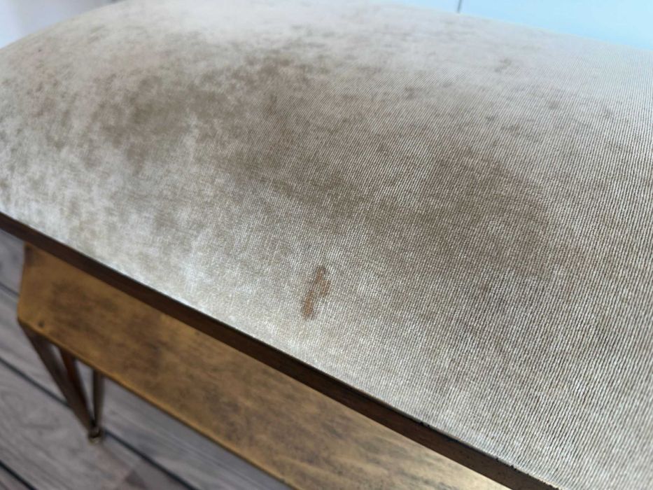 Banco em tecido bege com estrutura dourada