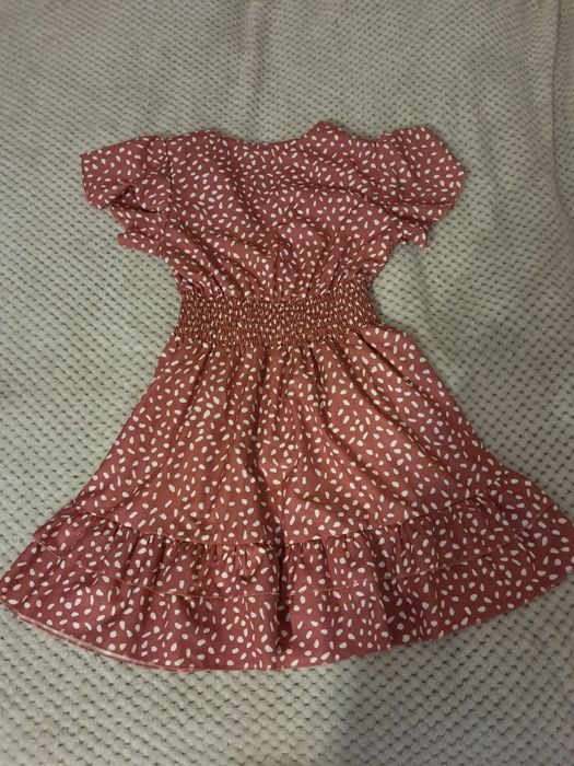 Różowa sukienka w białe kropki/wzorki