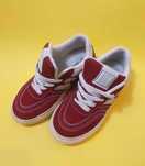 Czerwone sneakersy z imitacji zamszu.
House Brand