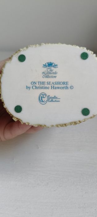 Estatueta "On the Seashore" da The Leonard Collection