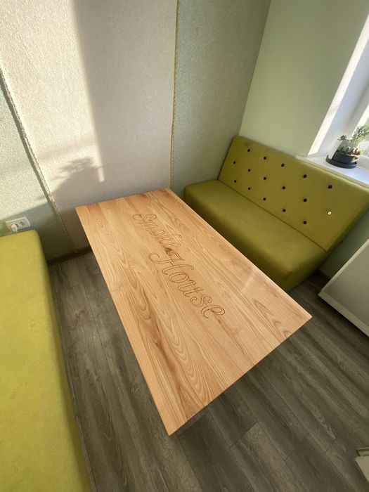 Столи ясеневі, виготовлені з білого яселя та полаковані.