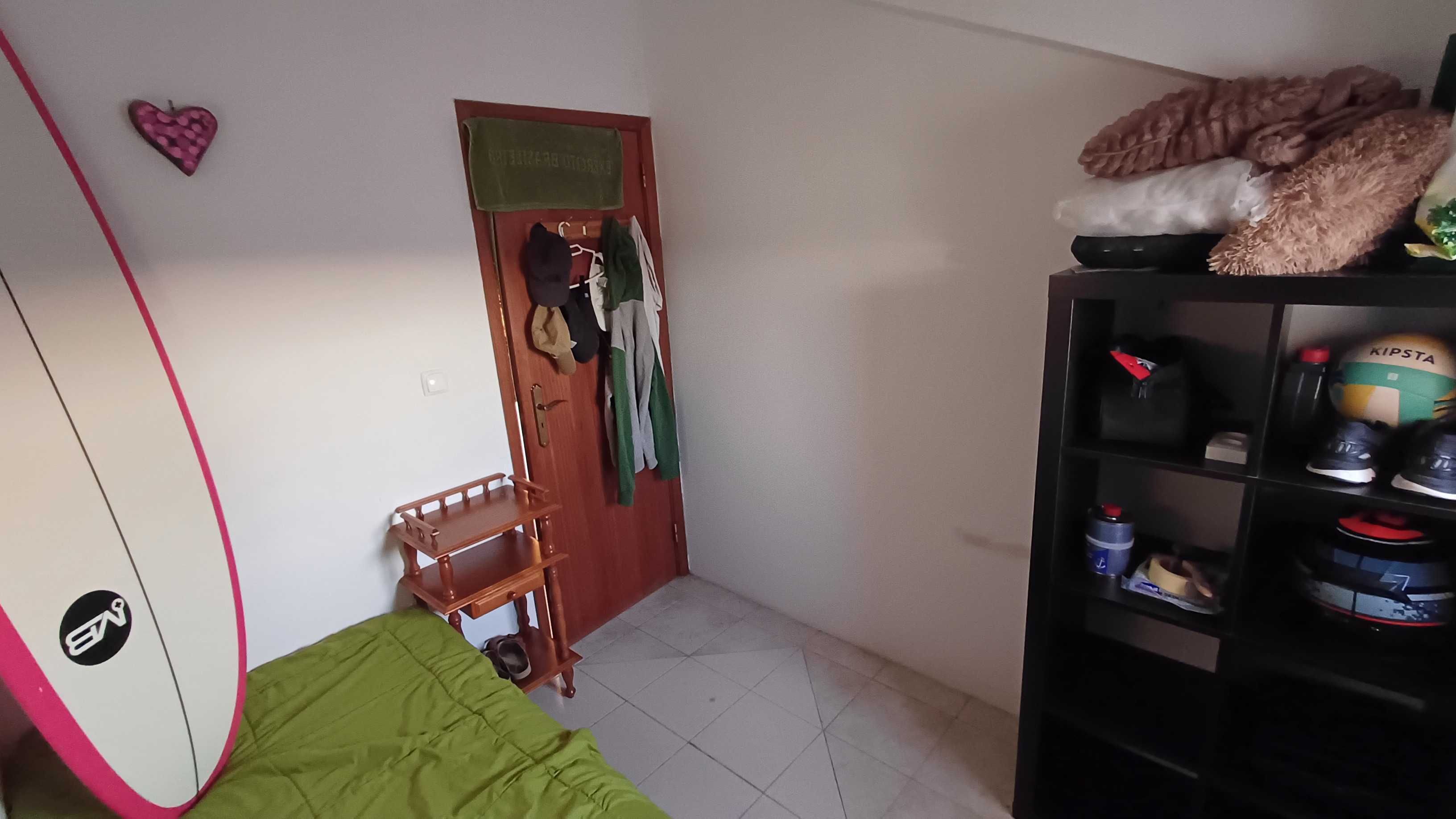 Quarto para arrendar no centro do Monte da Caparica