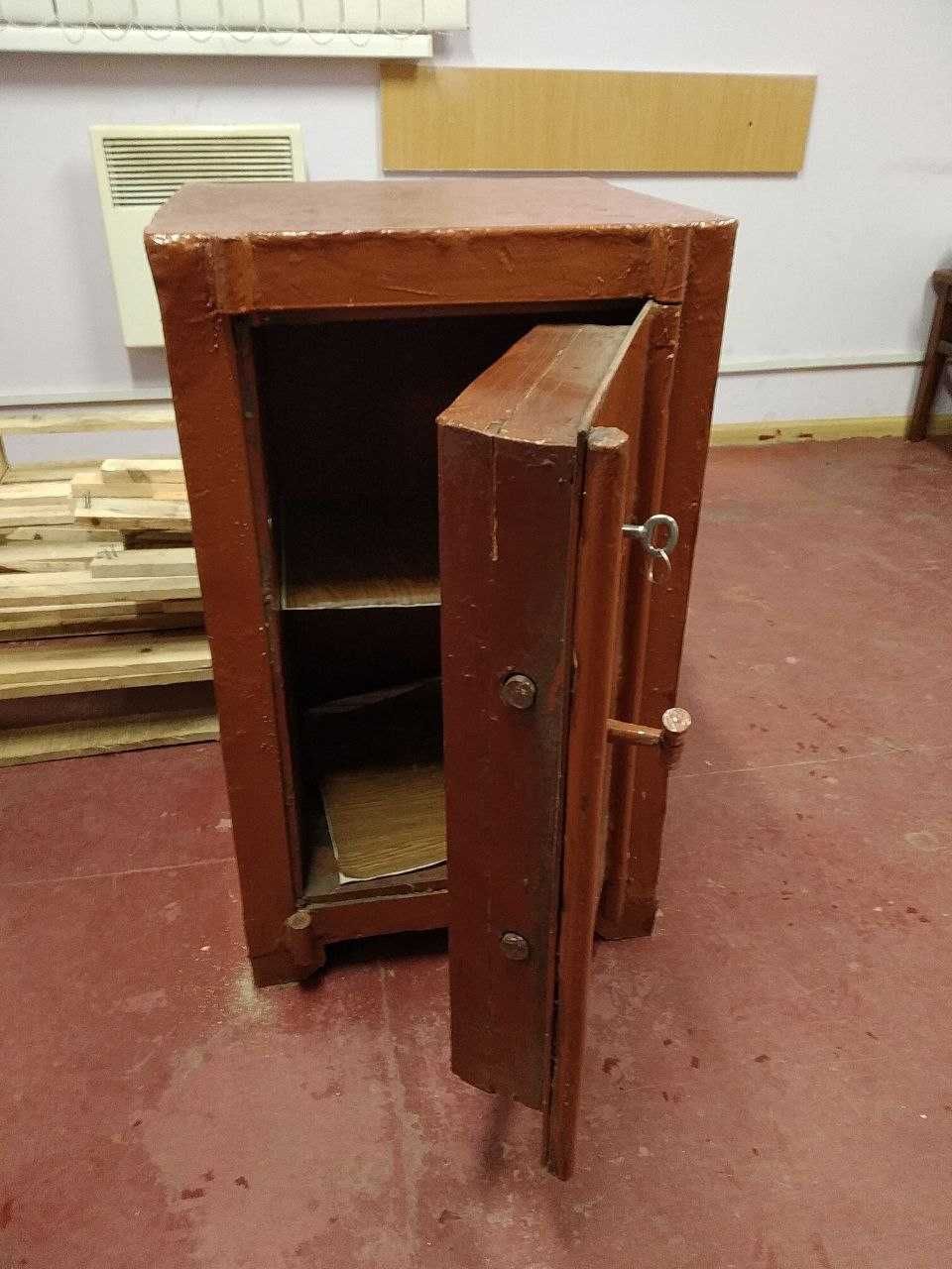 Радянські вогнетривкі сейфи. Советские огнеупорные сейфы. 45×44×76 см