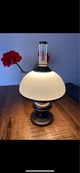 Elegancka , zadbana lampa stołowa