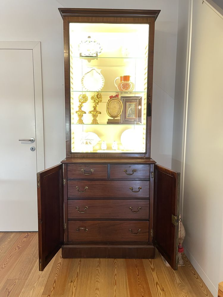 Móvel vitrine antigo, estilo D. Maria, em vinhático