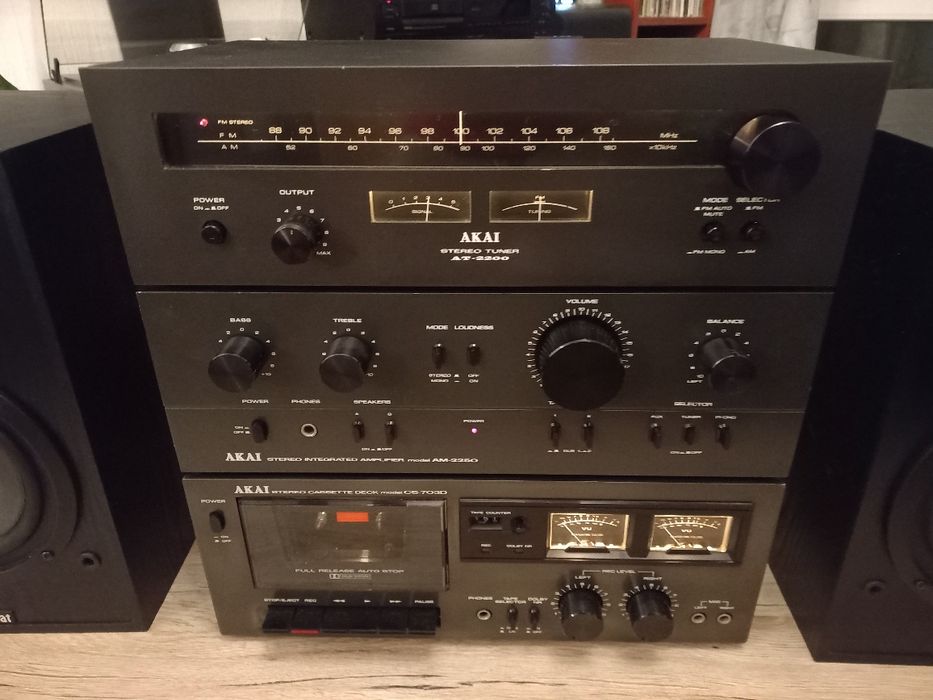 Wieża AKAI z kolumnami MAGNAT