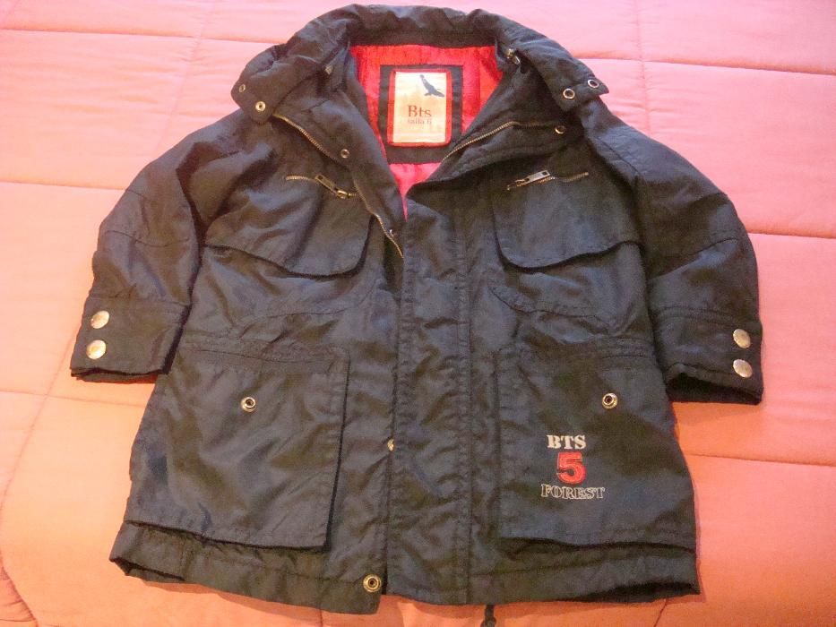 Casaco / kispo impermeável menino BTS 6-8 anos