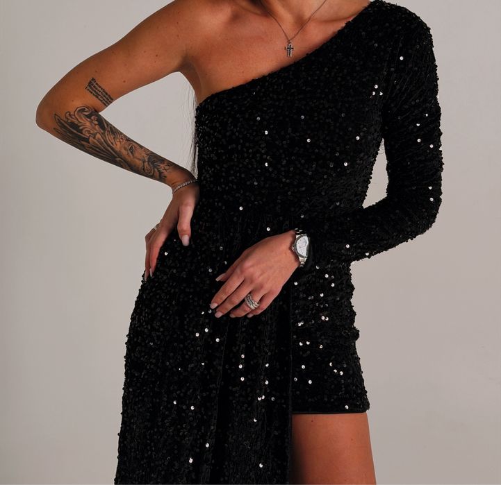 Вечернее платье со шлейфом в паетках