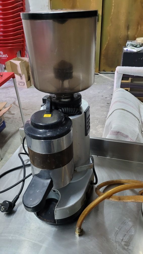 Bancada de apoio para máquina de café com tulha + moinho e depurador