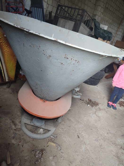 Siewnik do nawozu lejowy ciągnikowy jednotalerzowy