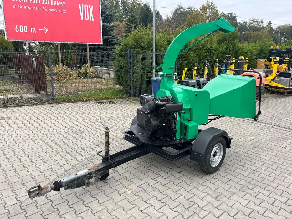 Mobilny spalinowy rębak do drewna, rozdrabniacz do gałęzi, silnik 25KM