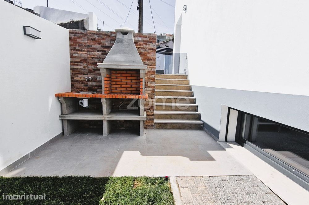 Moradia com Piscina em Alverca