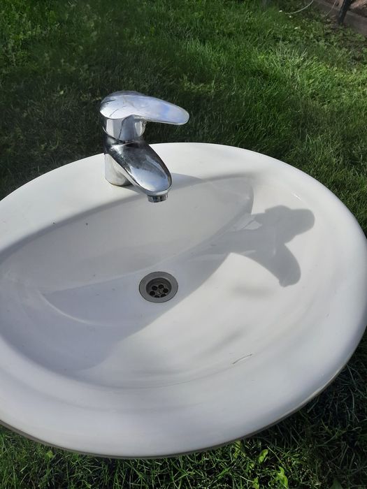 Umywalka z kranem