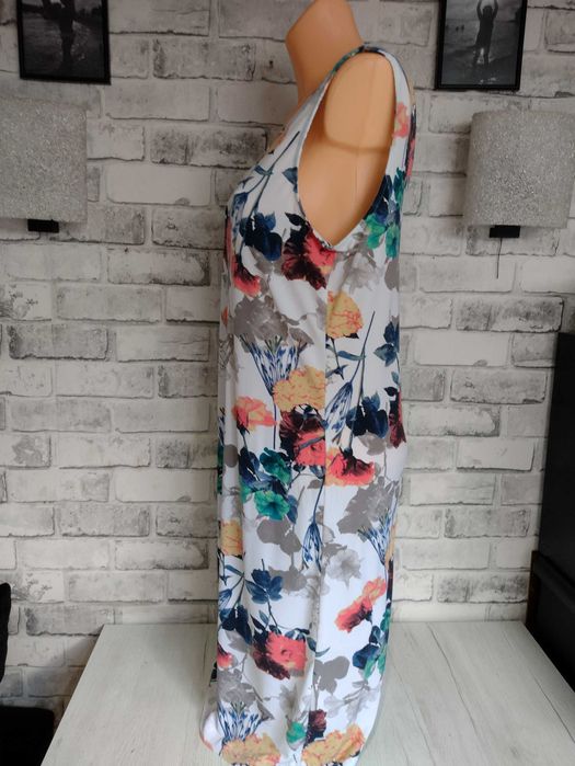 sukienka  lato letnia biała w kwiaty L kwiatki  bez rękawów elastyczna
