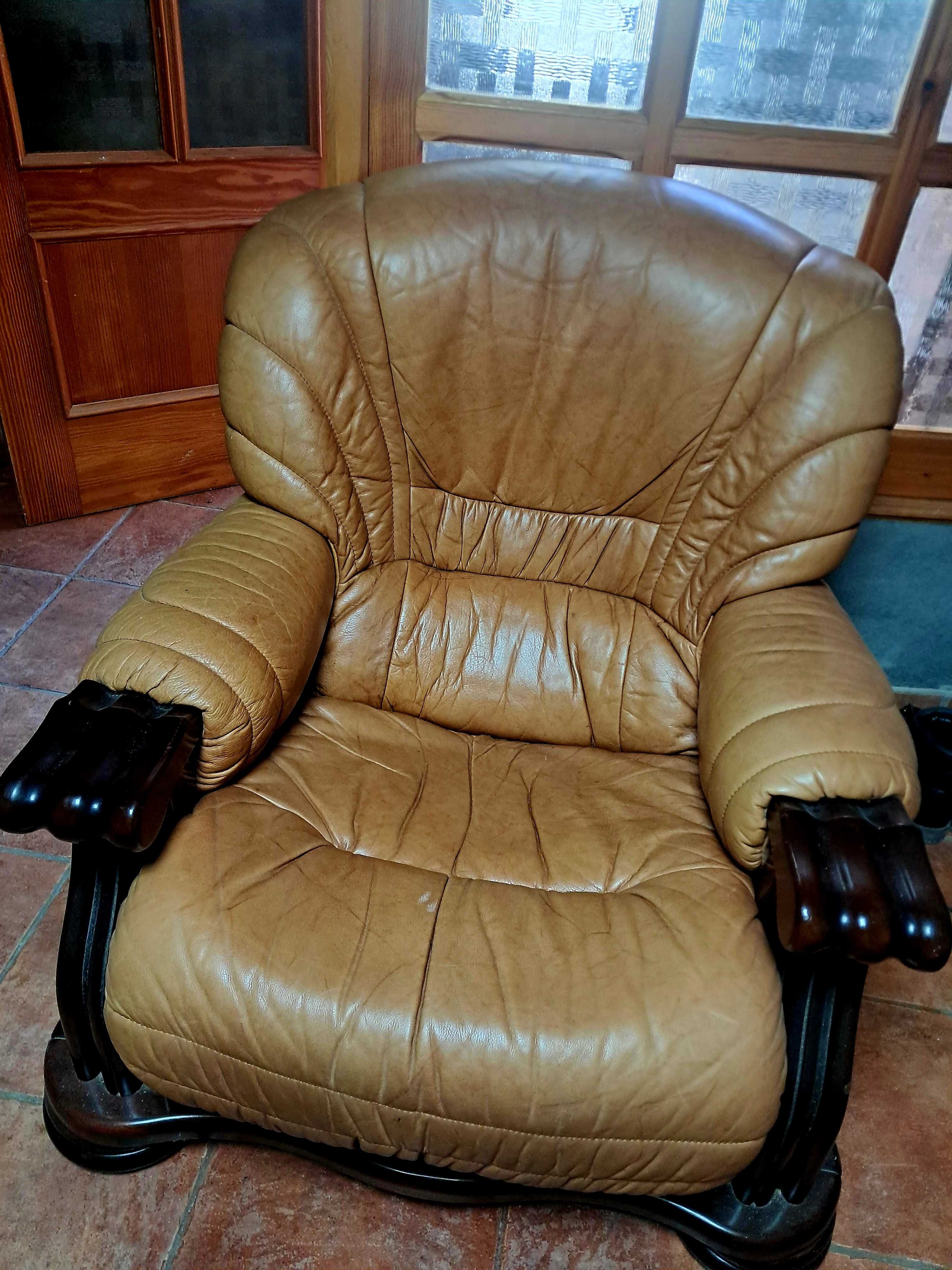 Sofá de Cabedal Castanho 3 Lugares + 2 Poltronas + mesa de centro
