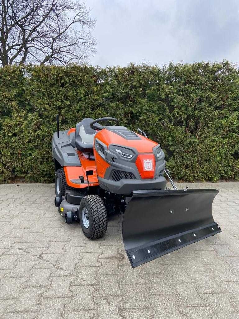 Traktor Husqvarna TC 242TX z pługiem do odśnieżania 122 cm