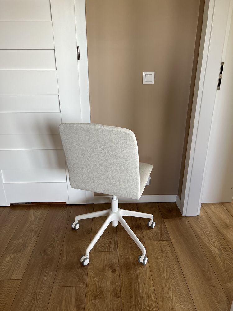 Krzeslo obrotowe - beżowe. ERFJALLET Ikea