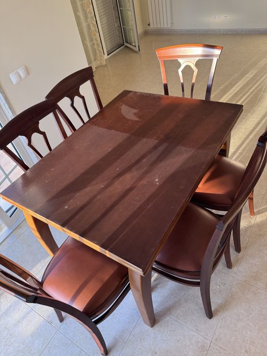 Mesa de sala extensivel e 6 cadeiras com forro em pele
