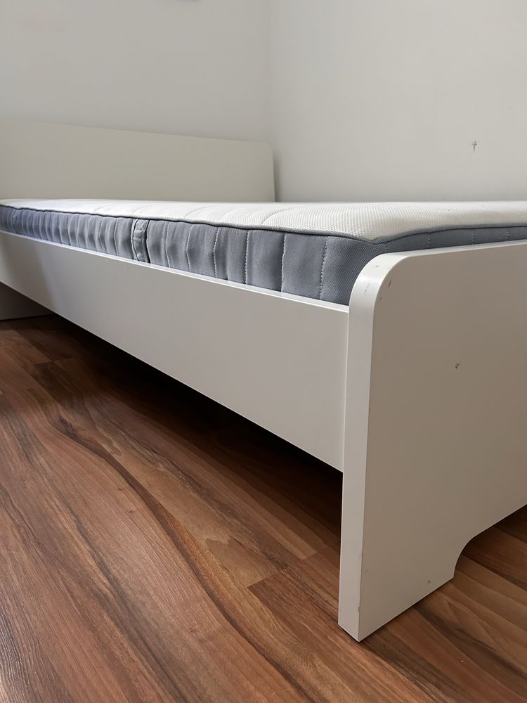 Estrutura de cama + colchão Ikea